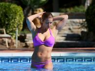 Gemma Atkinson pręży biust i pośladki na basenie